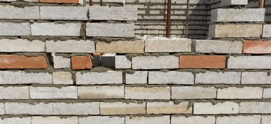 Ошибки при монтаже стен из газоблока: что реально портит кладку и как этого избежать